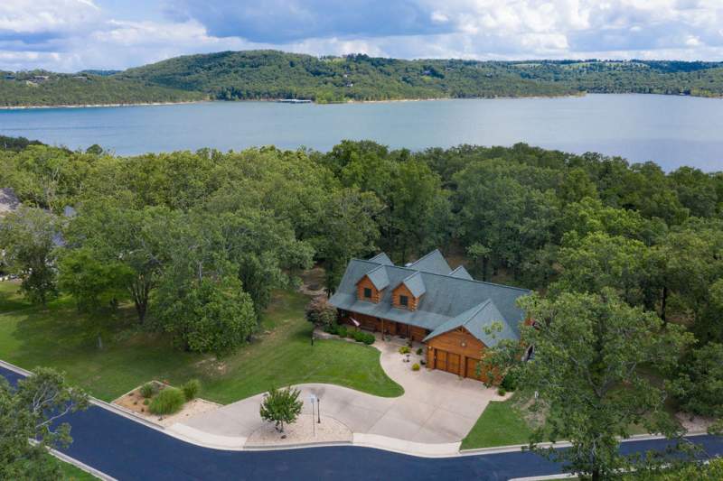 Impressive Lake Getaway Log Home on the Water's Edge Image